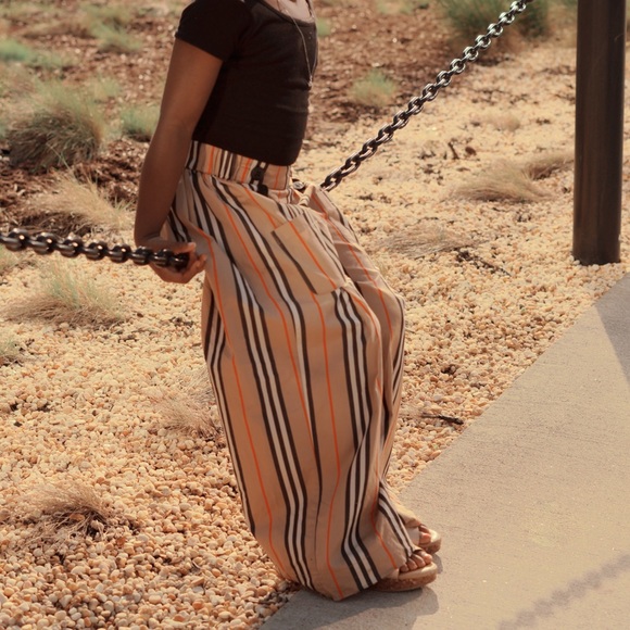 Girls' Burberry pants, worn once it's in Great condition - Picture 2 of 4